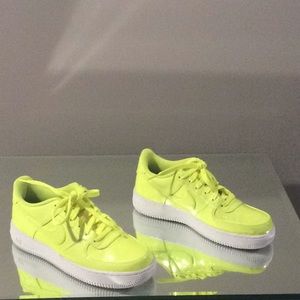 Volt Air Force 1 Nike Sneakers